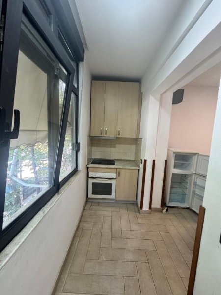 Tirane, jepet me qera apartament 1+1+Ballkon Kati 2, 60 m² 450 € (Rr. Myslym Shyri prane Gjykates se Tiranes)