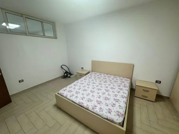 Tirane, jepet me qera apartament 1+1+Ballkon Kati 2, 60 m² 450 € (Rr. Myslym Shyri prane Gjykates se Tiranes)