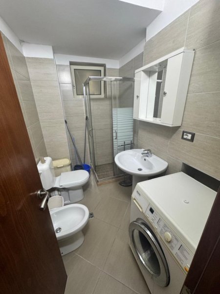 Tirane, jepet me qera apartament 1+1+Ballkon Kati 2, 60 m² 450 € (Rr. Myslym Shyri prane Gjykates se Tiranes)