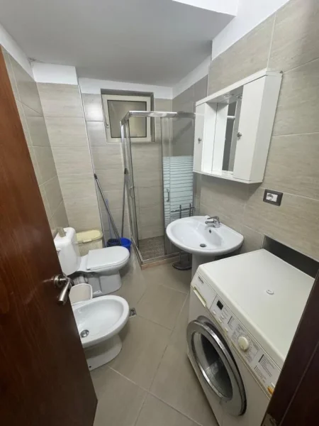 Tirane, jepet me qera apartament 1+1+Ballkon Kati 2, 60 m² 450 € (Rr. Myslym Shyri prane Gjykates se Tiranes)