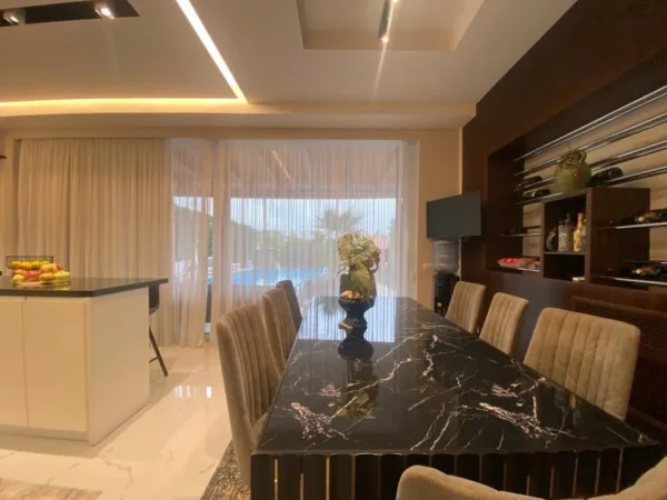 Tirane, shes VILE ME PISHINE , 1.000 m² 2.300.000 € (Qendra Tregetare TEG)