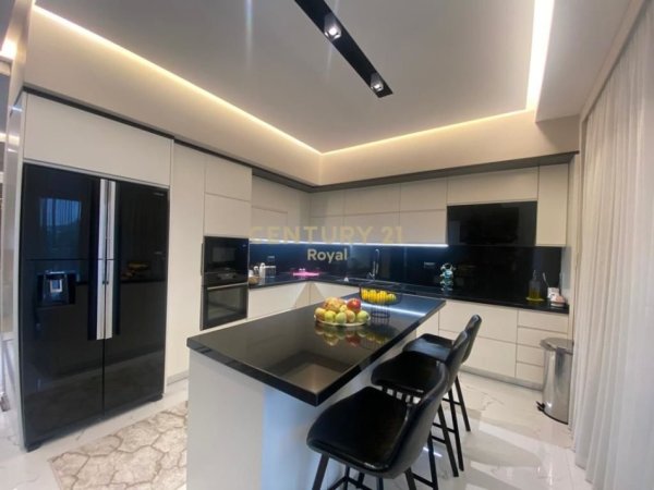 Tirane, shes VILE ME PISHINE , 1.000 m² 2.300.000 € (Qendra Tregetare TEG)