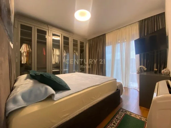 Tirane, shes VILE ME PISHINE , 1.000 m² 2.300.000 € (Qendra Tregetare TEG)