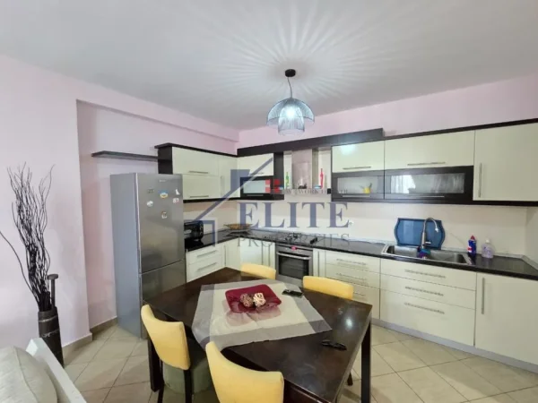 Tirane, jepet me qera apartament 2+1+Ballkon Kati 3, 105 m² 550 € (Astir)