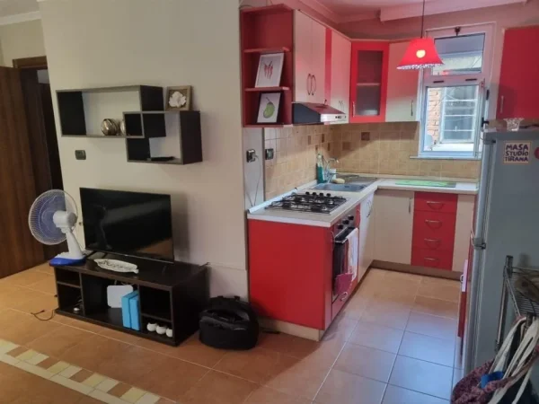Tirane, jepet me qera apartament 1+1+Ballkon Kati 2, 47 m² 500 € (ALI DEMI)