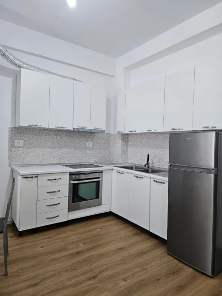 Tirane, jepet me qera apartament 1+1 Kati 7, 62 m² 450 € (ALI DEMI)
