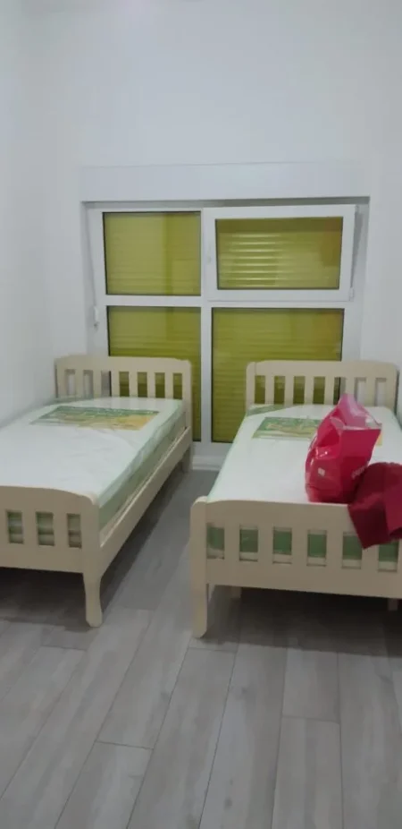 Tirane, jepet me qera apartament 2+1 Kati 3, 85 m² 450 € (Ali Dem, Kompleksi Mangalem)