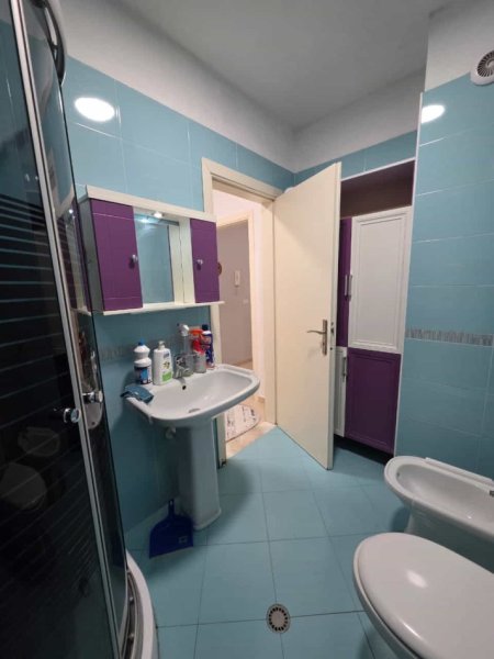 Tirane, jepet me qera apartament 2+1+Ballkon Kati 8, 95 m² 699.523.604 € (3 deshmoret)