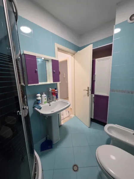 Tirane, jepet me qera apartament 2+1+Ballkon Kati 8, 95 m² 699.523.604 € (3 deshmoret)