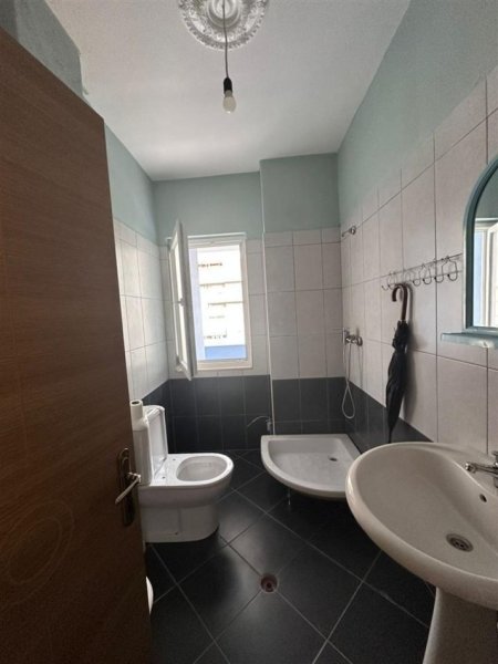 Tirane, jepet me qera apartament 2+1+Ballkon Kati 3, 106 m² 500 € (ASTIR)