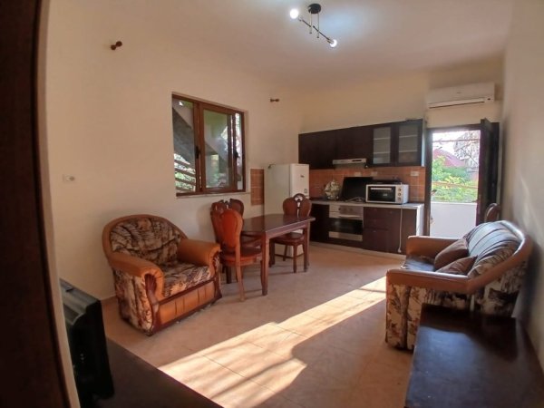 Tirane, jepet me qera apartament 1+1 Kati 2, 400 € (don bosko)