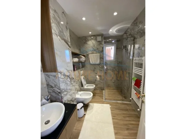 Tirane, shitet apartament 3+1+Ballkon Kati 5, 138 m² 280.000 € 