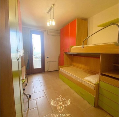 DURRES, jepet me qera 2+1+Ballkon Kati 2, 600 € (Qera Apartament Sistemin 2+1+2 Vollga,Dy Kitarat)