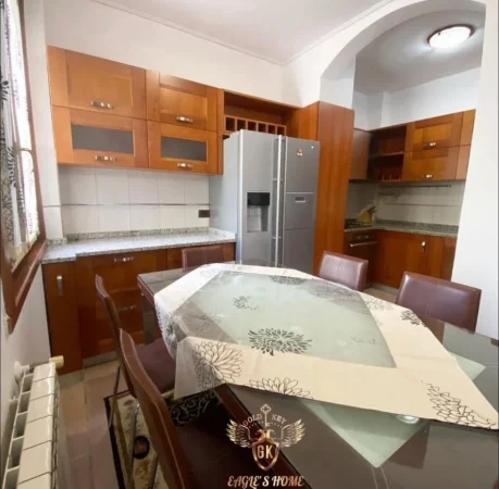 DURRES, jepet me qera 2+1+Ballkon Kati 2, 600 € (Qera Apartament Sistemin 2+1+2 Vollga,Dy Kitarat)