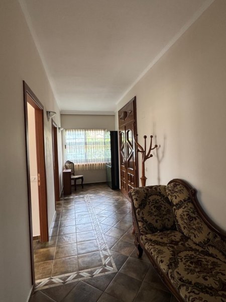 Tirane, ndarje qeraje me vajze Vile 4+1 Kati 0, 120 m² 200 € (Rruga Niko Avrami 38)