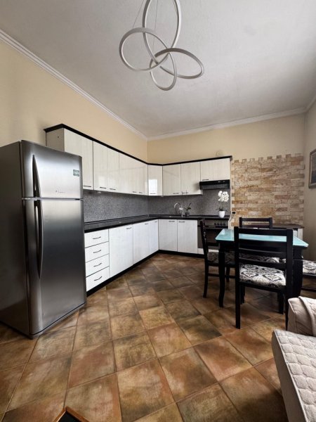 Tirane, ndarje qeraje me vajze Vile 4+1 Kati 0, 120 m² 200 € (Rruga Niko Avrami 38)
