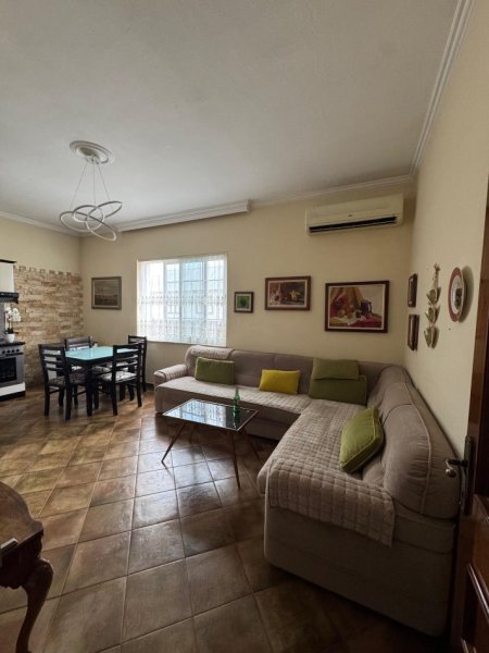 Tirane, ndarje qeraje me vajze Vile 4+1 Kati 0, 120 m² 200 € (Rruga Niko Avrami 38)