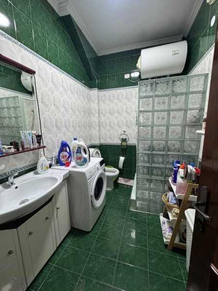 Tirane, ndarje qeraje me vajze Vile 4+1 Kati 0, 120 m² 200 € (Rruga Niko Avrami 38)