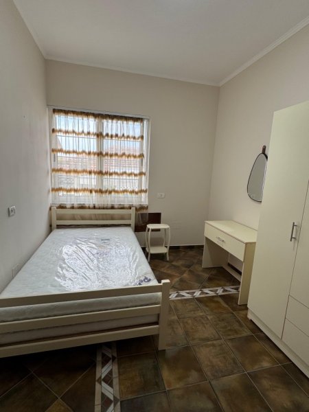 Tirane, ndarje qeraje me vajze Vile 4+1 Kati 0, 120 m² 200 € (Rruga Niko Avrami 38)