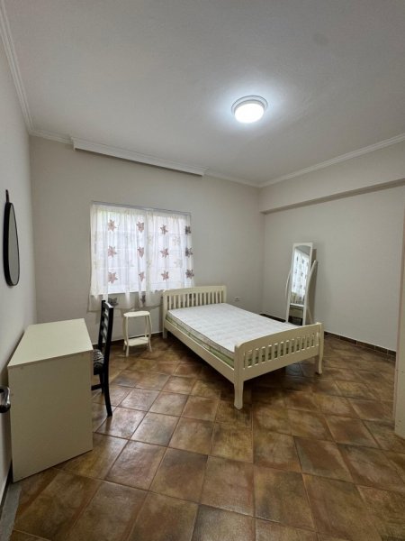Tirane, ndarje qeraje me vajze Vile 4+1 Kati 0, 120 m² 200 € (Rruga Niko Avrami 38)