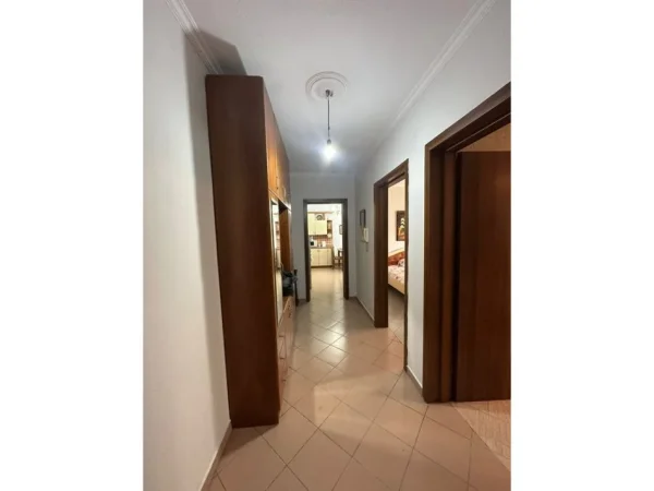 Tirane, shitet apartament 1+1 Kati 5, 75 m² 155.000 € (Komuna e Parisit)