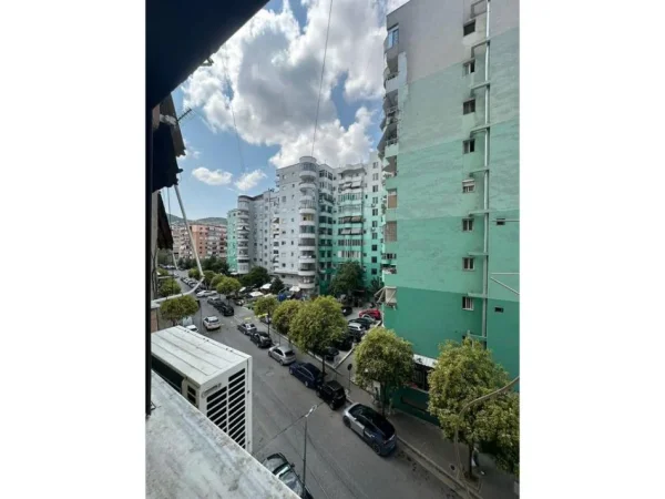 Tirane, shitet apartament 1+1 Kati 5, 75 m² 155.000 € (Komuna e Parisit)