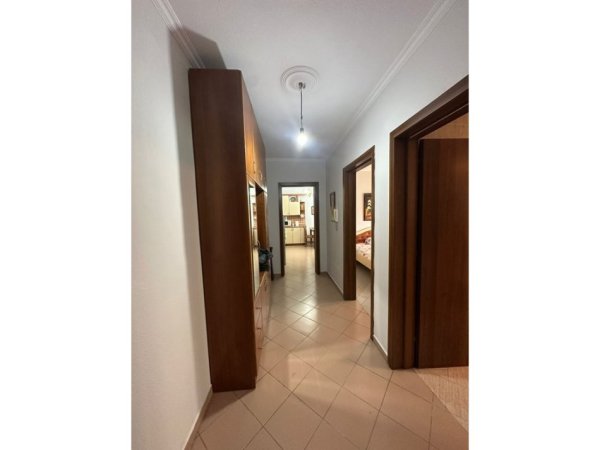 Tirane, shitet apartament 1+1 Kati 5, 75 m² 155.000 € (Komuna e Parisit)