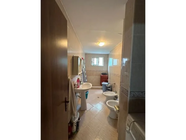 Tirane, shitet apartament 1+1 Kati 5, 75 m² 155.000 € (Komuna e Parisit)