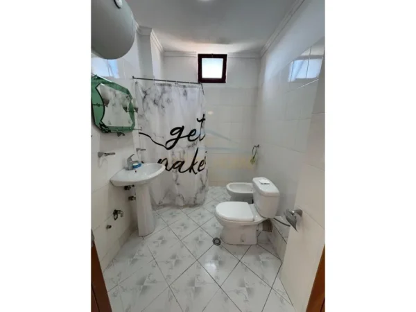 Tirane, shitet apartament 2+1+Ballkon Kati 4, 82 m² 129.000 € (Rruga e Dajtit)