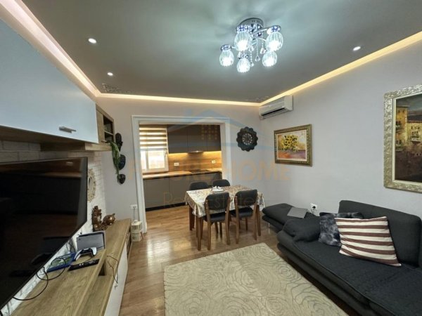 Tirane, jepet me qera apartament 2+1 Kati 3, 80 m² 700 € (Rr. Gjon Muzaku)