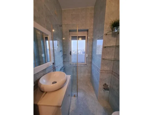 Tirane, jepet me qera apartament 2+1+Ballkon Kati 7, 97 m² 750 € (Pazari i Ri)