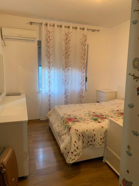 Vlore, jap me qera apartament 1+1 Kati 4, 350 € (Te Xhamia)