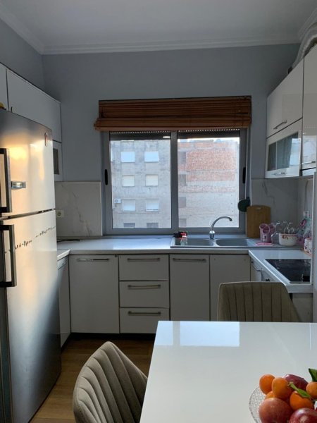 Vlore, jap me qera apartament 1+1 Kati 4, 350 € (Te Xhamia)