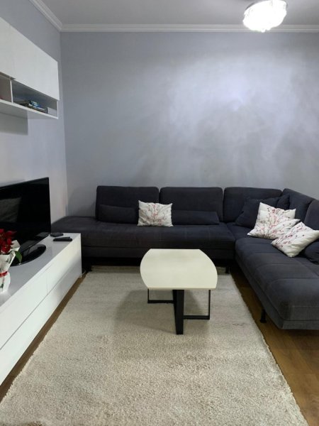 Vlore, jap me qera apartament 1+1 Kati 4, 350 € (Te Xhamia)