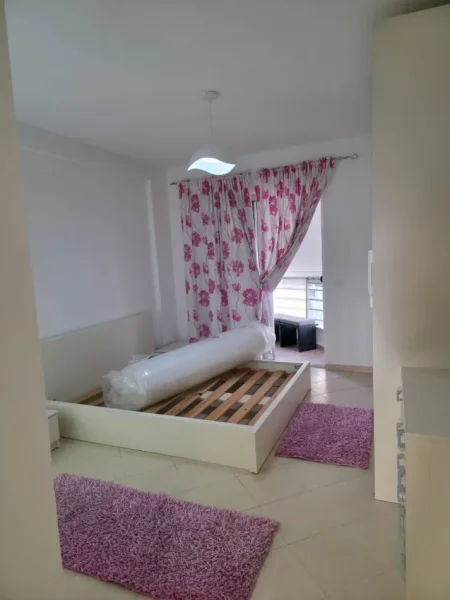 Tirane, jepet me qera apartament 2+1+Ballkon Kati 6, 93 m² 500 € 