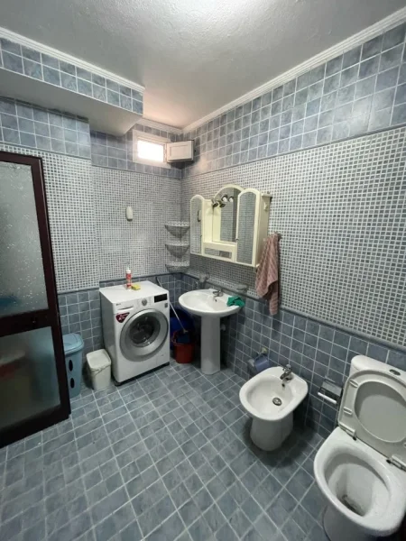 Tirane, jepet me qera apartament 2+1+Ballkon Kati 8, 80 m² 650 € 