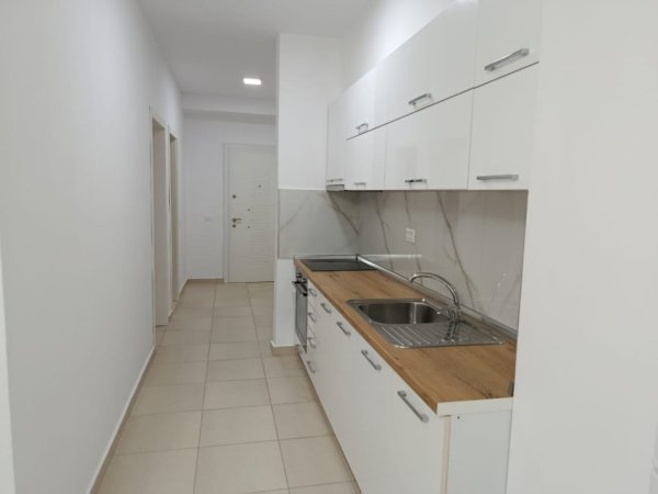 Tirane, jap me qera apartament 1+1 Kati 5, 65 m² 480 € (Rruga Gjon Buzuku). Pallat i ri