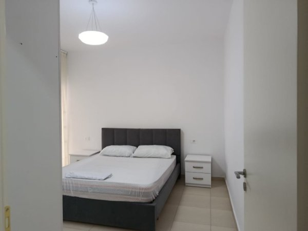 Tirane, jap me qera apartament 1+1 Kati 5, 65 m² 480 € (Rruga Gjon Buzuku). Pallat i ri