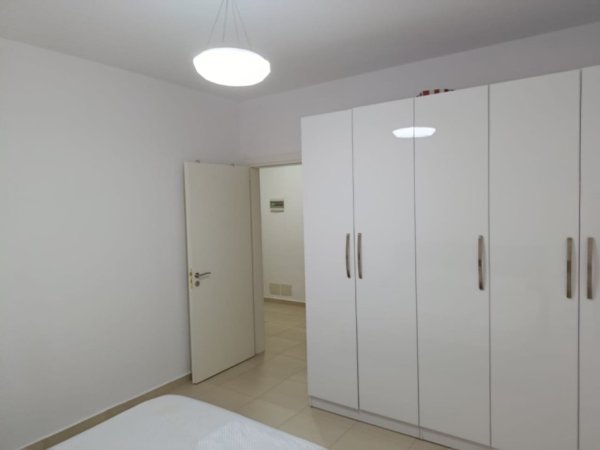 Tirane, jap me qera apartament 1+1 Kati 5, 65 m² 480 € (Rruga Gjon Buzuku). Pallat i ri