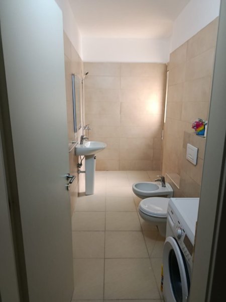 Tirane, jap me qera apartament 1+1 Kati 5, 65 m² 480 € (Rruga Gjon Buzuku). Pallat i ri