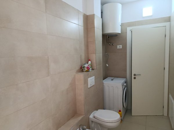 Tirane, jap me qera apartament 1+1 Kati 5, 65 m² 480 € (Rruga Gjon Buzuku). Pallat i ri