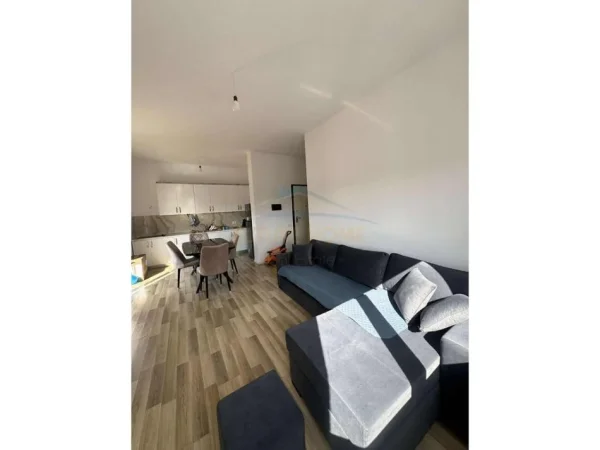 Tirane, jepet me qera apartament 1+1+Ballkon Kati 8, 71 m² 450 € (Kompleksi Sima Com)