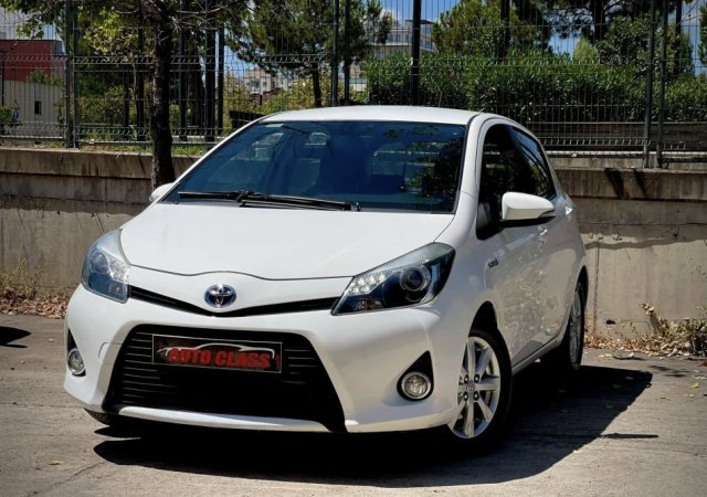 Tirane, shes makine TOYOTA YARIS HYBRID Elektrike, e bardhë automatik Klima 225.000 km 7.500 €