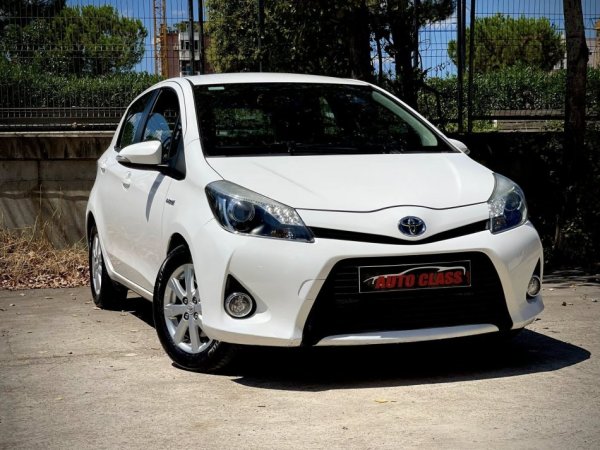 Tirane, shes makine TOYOTA YARIS HYBRID Elektrike, e bardhë automatik Klima 225.000 km 7.500 €