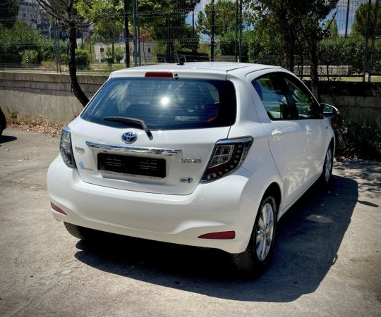 Tirane, shes makine TOYOTA YARIS HYBRID Elektrike, e bardhë automatik Klima 225.000 km 7.500 €
