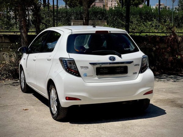 Tirane, shes makine TOYOTA YARIS HYBRID Elektrike, e bardhë automatik Klima 225.000 km 7.500 €