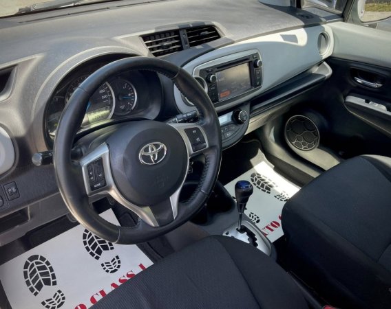 Tirane, shes makine TOYOTA YARIS HYBRID Elektrike, e bardhë automatik Klima 225.000 km 7.500 €