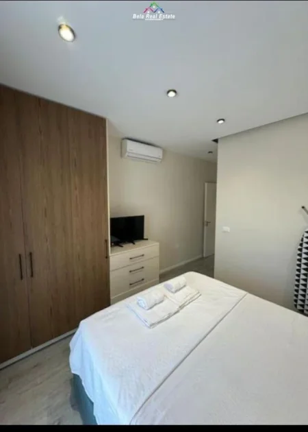 Tirane, jepet me qera apartament 2+1+Ballkon Kati 1, 100 m² 700 € (marie kraja)