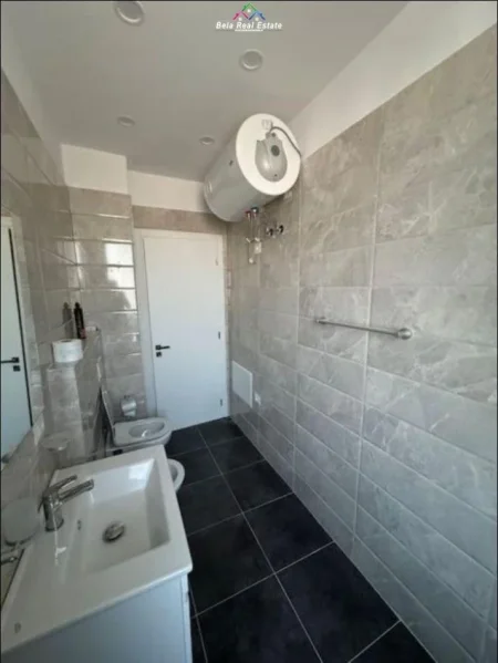 Tirane, jepet me qera apartament 2+1+Ballkon Kati 1, 100 m² 700 € (marie kraja)