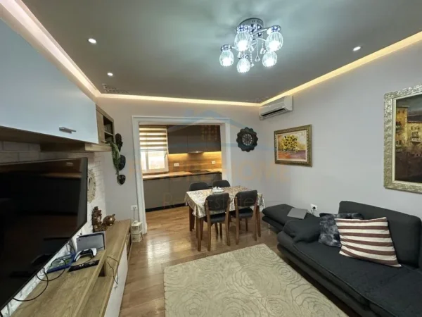 Tirane, shitet apartament 2+1+Ballkon Kati 3, 80 m² (Rr.Bogdaneve)